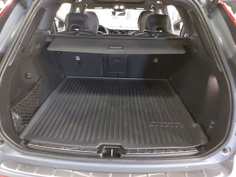 Used 2022 Volvo XC60 B6 R-Design w/ Advanced Package image 13