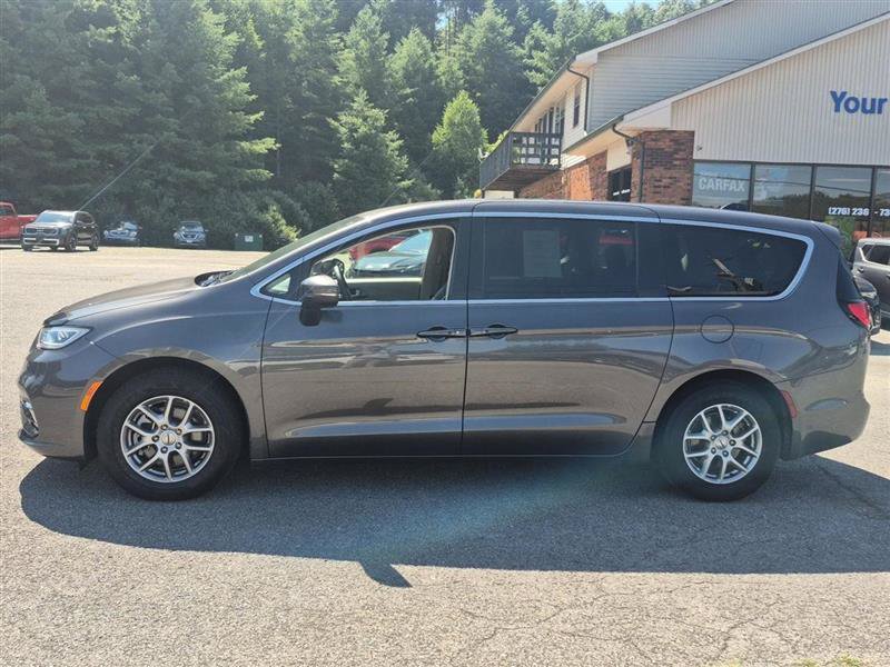 Used 2023 Chrysler Pacifica Touring-L FWD image 2