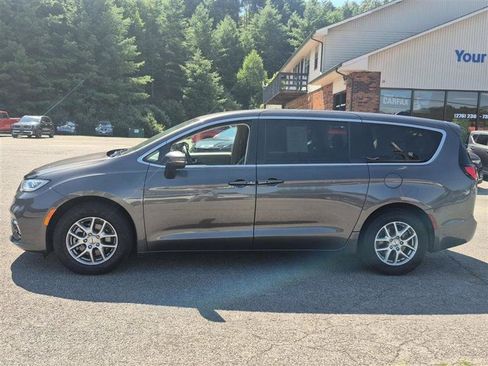 Used 2023 Chrysler Pacifica Touring-L FWD image 2
