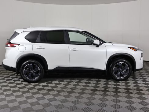 Used 2025 Nissan Rogue SV w/ SV Premium Package image 5