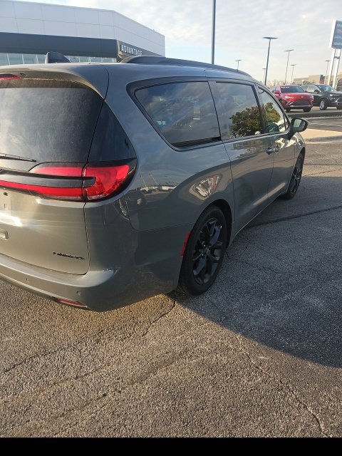 Used 2025 Chrysler Pacifica Limited FWD image 2