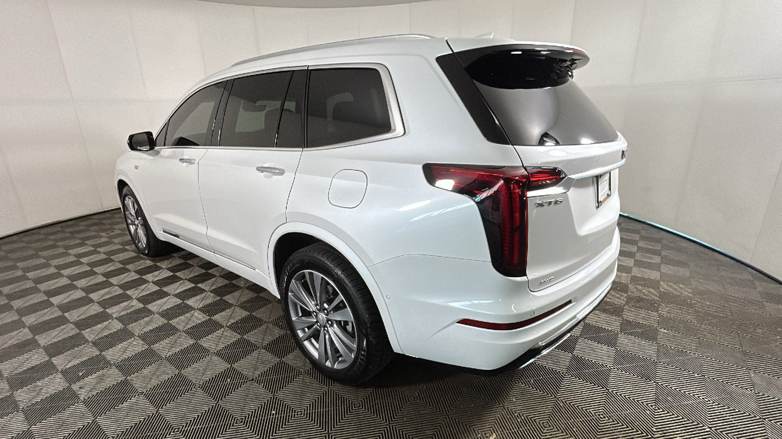 Used 2024 Cadillac XT6 Premium Luxury w/ Technology Package AWD/4WD image 5