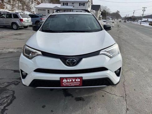 Used 2018 Toyota RAV4 SE image 2