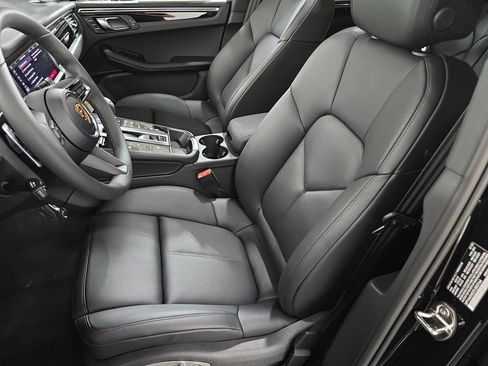 Certified 2026 Porsche Macan AWD/4WD image 5
