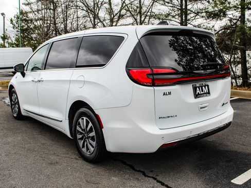 Used 2023 Chrysler Pacifica Limited FWD image 6