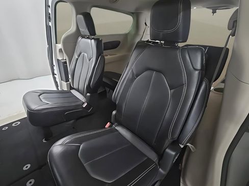 Used 2024 Chrysler Pacifica Touring-L image 15