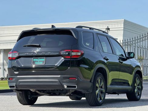 Used 2025 Honda Pilot Sport image 11