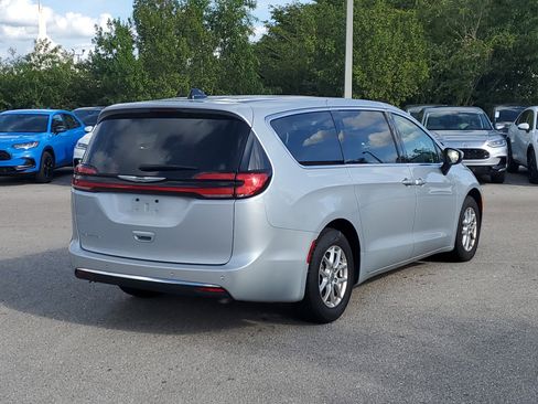 Used 2023 Chrysler Pacifica Touring-L image 4