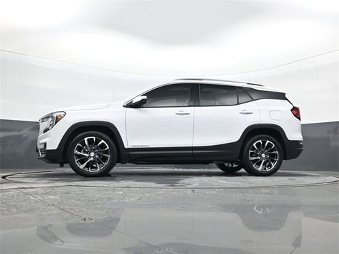 Used 2024 GMC Terrain SLT image 28