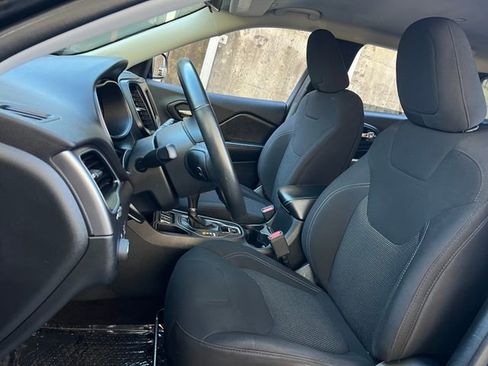 Used 2019 Jeep Cherokee Latitude w/ Cold Weather Group image 12