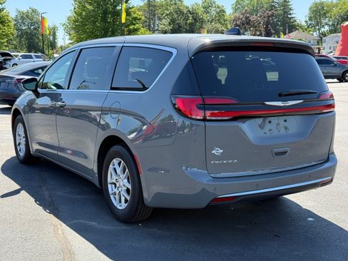 Used 2025 Chrysler Pacifica Select FWD image 6
