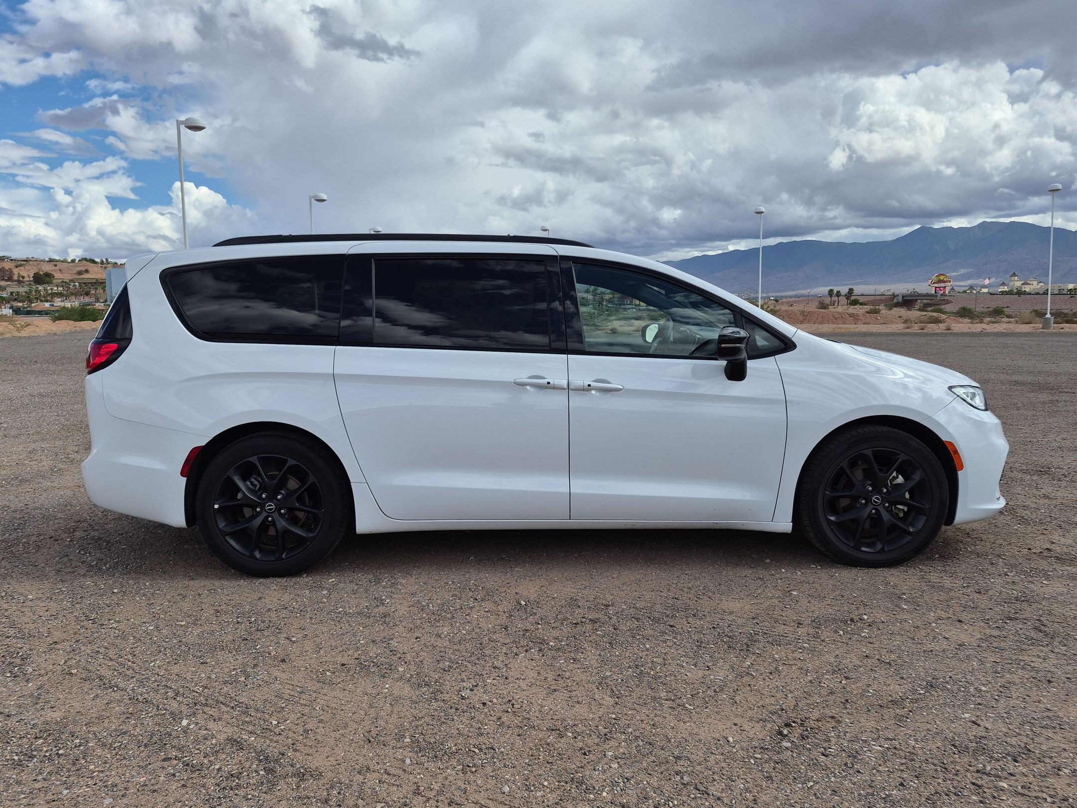 Used 2025 Chrysler Pacifica Limited FWD image 2