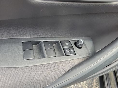 Used 2020 Toyota Corolla LE FWD image 21