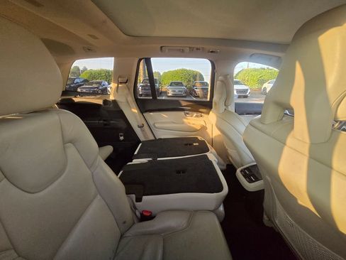 Used 2018 Volvo XC90 T6 Momentum w/ Convenience Package AWD/4WD image 9