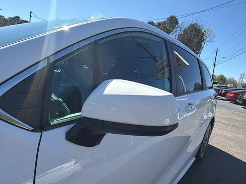 Used 2021 Toyota Sienna LE image 11