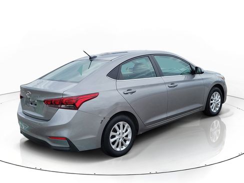 Used 2021 Hyundai Accent SEL FWD image 3