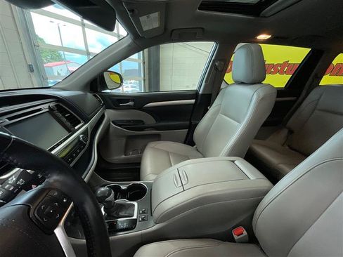 Used 2019 Toyota Highlander XLE FWD image 11