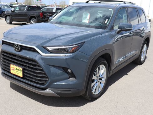 Used 2024 Toyota Grand Highlander AWD image 3