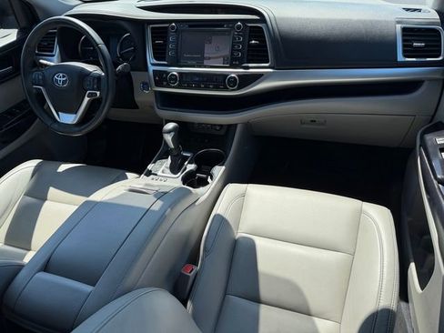 Certified 2019 Toyota Highlander XLE image 34