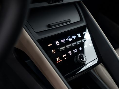 Certified 2025 Porsche Macan 4 Electric image 18