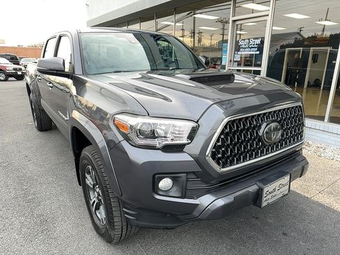 Used 2018 Toyota Tacoma TRD Sport AWD/4WD image 3
