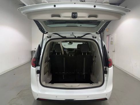Used 2023 Chrysler Pacifica Touring-L FWD image 8