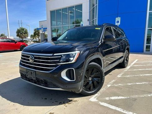 Used 2024 Volkswagen Atlas SE w/ Black Wheel Package image 2