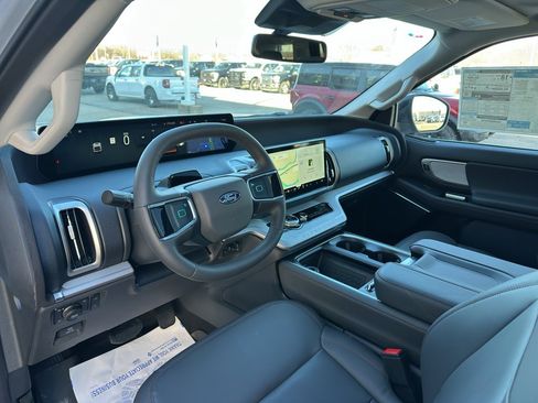 New 2025 Ford Expedition Active image 12