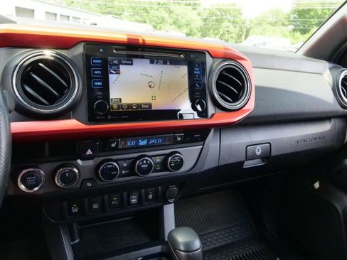 Used 2017 Toyota Tacoma TRD Sport w/ Premium & Technology Package AWD/4WD image 14
