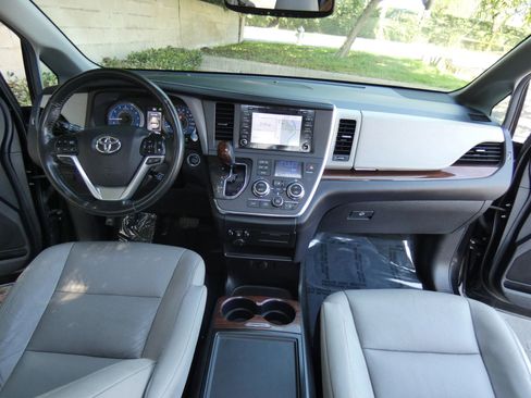 Used 2018 Toyota Sienna Limited image 24