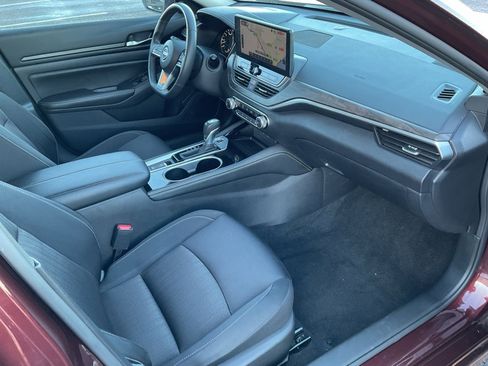 Used 2024 Nissan Altima 2.5 SV w/ SV Premium Package image 19