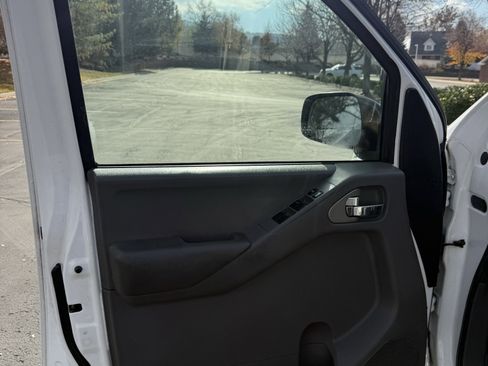 Used 2010 Nissan Frontier SE RWD image 19
