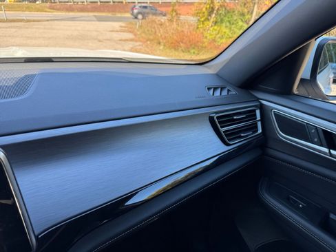 Used 2025 Volkswagen Atlas Cross Sport SE image 30