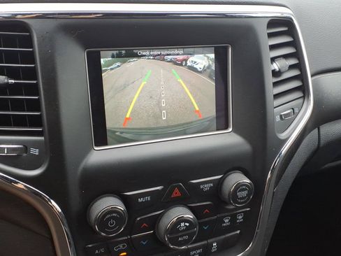 Used 2018 Jeep Grand Cherokee Laredo AWD/4WD image 23