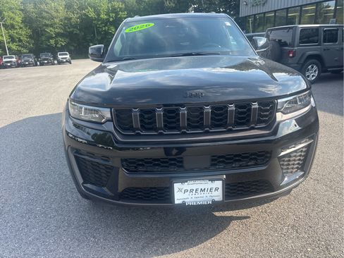 Used 2026 Jeep Grand Cherokee Altitude AWD/4WD image 2