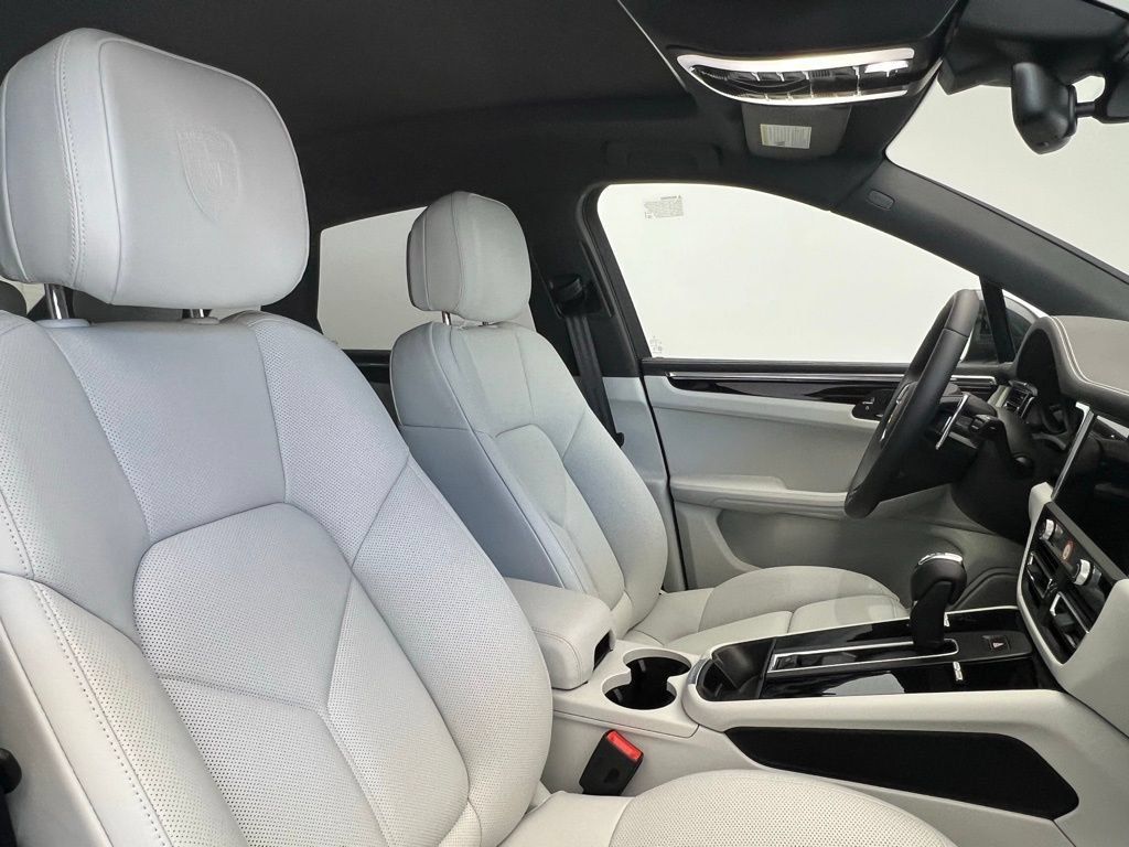 Used 2026 Porsche Macan AWD/4WD image 18