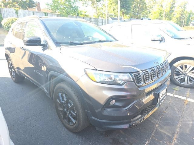 Used 2024 Jeep Compass Latitude w/ Altitude Special Edition AWD/4WD image 3
