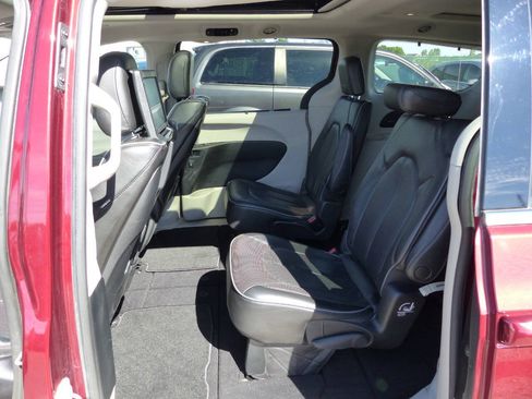 Used 2020 Chrysler Pacifica Limited FWD image 37