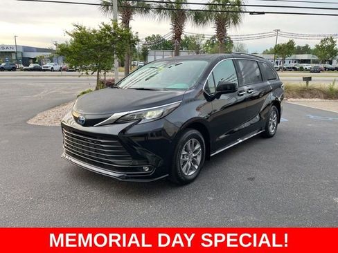 Used 2025 Toyota Sienna XLE FWD image 35