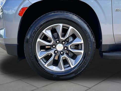 Used 2022 Chevrolet Suburban LT w/ Luxury Package RWD image 11