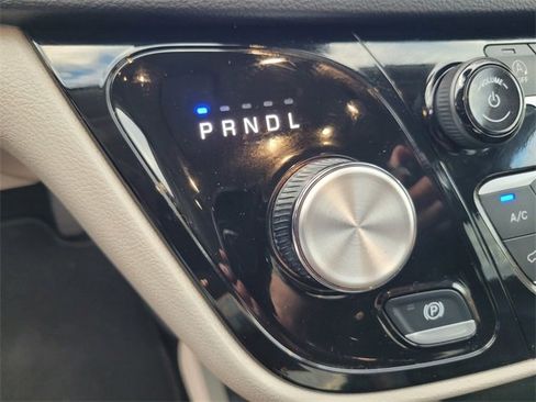 Used 2024 Chrysler Pacifica Touring-L image 20