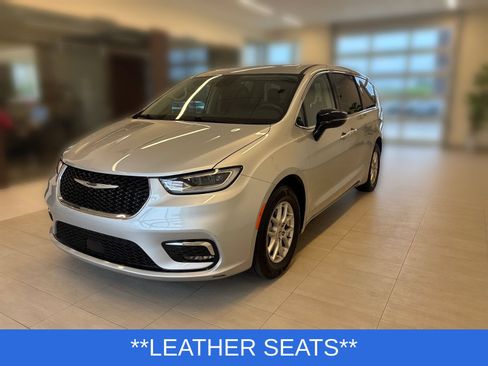 Used 2024 Chrysler Pacifica Touring-L FWD image 4
