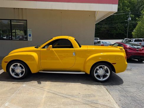 Used 2004 Chevrolet SSR w/ Preferred Equipment Group RWD image 12