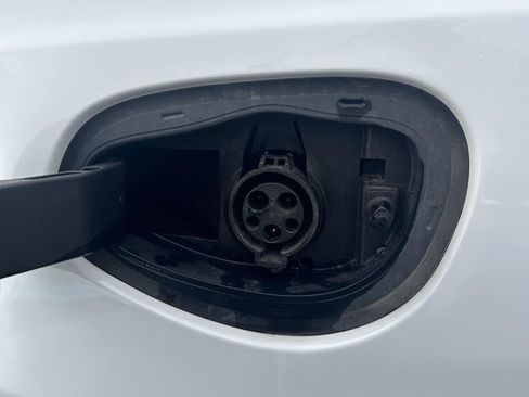 Used 2024 Chrysler Pacifica Select image 10