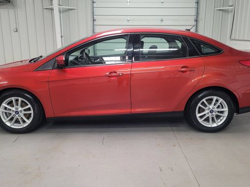 Used 2018 Ford Focus SE FWD image 3