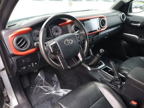 Used 2020 Toyota Tacoma TRD Off-Road w/ TRD Premium Off Road Package AWD/4WD image 10