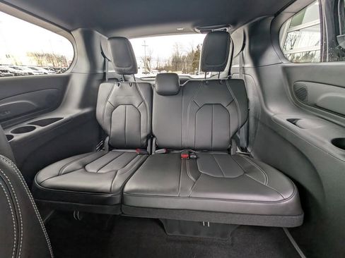 New 2026 Chrysler Pacifica Select FWD image 21