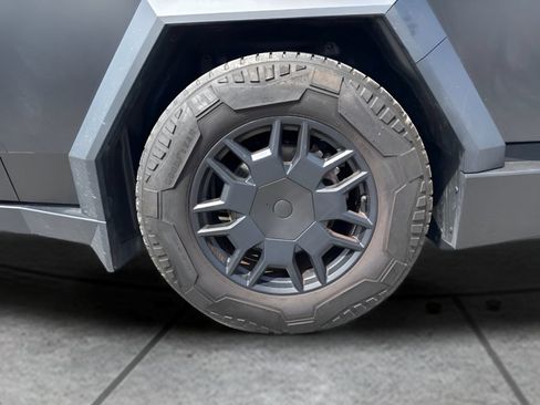 Used 2024 Tesla Cybertruck AWD Crew Cab image 34