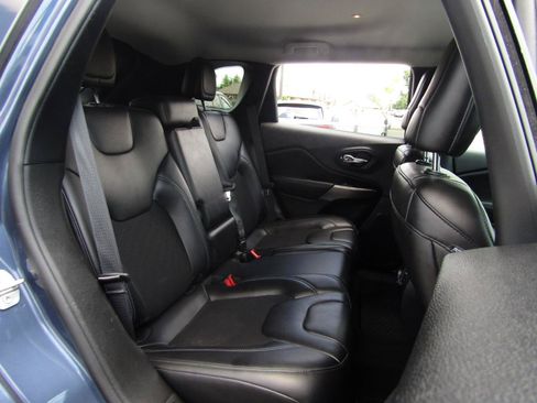 Used 2019 Jeep Cherokee Latitude Plus w/ Comfort/Convenience Group AWD/4WD image 21