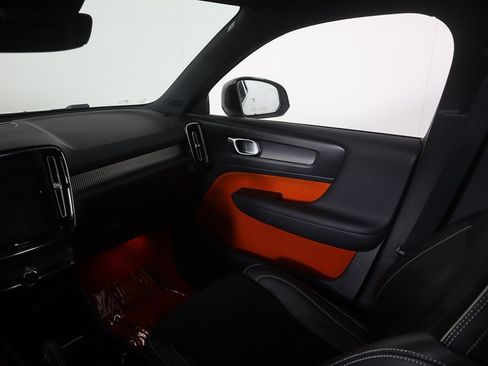 Used 2021 Volvo XC40 T5 R-Design image 37